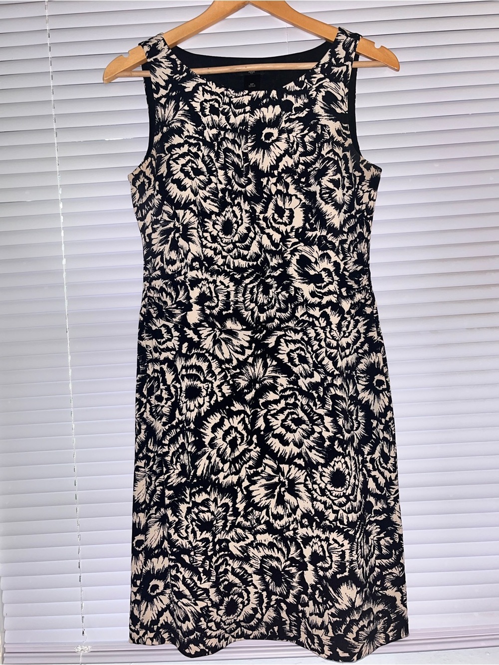 Ann Taylor Sleeveless Black and Cream Floral Sheath Dress Size M
